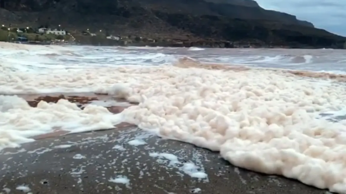 Κρήτη: Γιατί άφρισε η θάλασσα μετά την κακοκαιρία (Βίντεο)