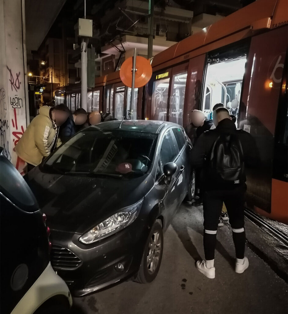 Τραμ -Νέα Σμύρνη: Επιβάτες σήκωσαν αυτοκίνητο που εμπόδιζε συρμό