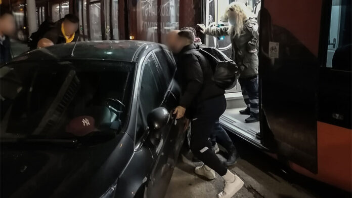 Τραμ -Νέα Σμύρνη: Επιβάτες σήκωσαν αυτοκίνητο που εμπόδιζε συρμό